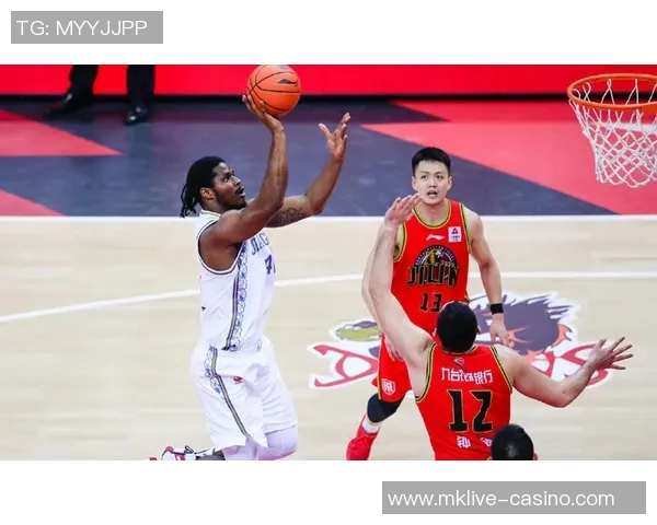 篮网与尼克斯激战正酣比分悬念不断引发球迷热议 篮网与尼克斯激战正酣比分悬念不断引发球迷热议